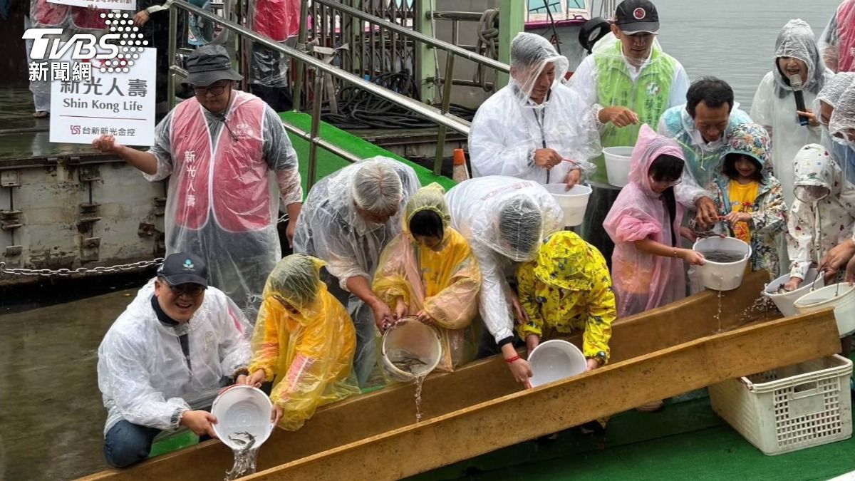  桃園市學童參與石門水庫魚苗放生。（圖／桃園市農業局）