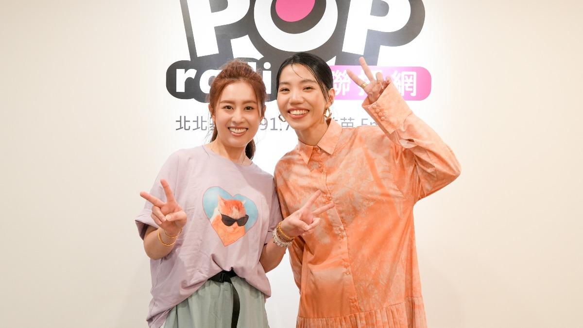洪佩瑜(右)和Emily都曾參加過《超級偶像5》,兩人相認當下差點落淚。(圖/POP Radio提供)