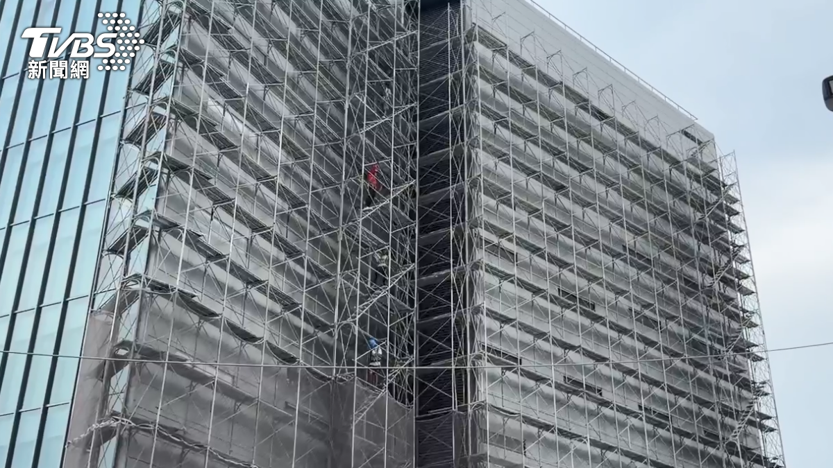 高雄三民區有民眾拍下,工人在高空中沒有使用安全索就走來走去,讓人感到非常擔心。(圖/TVBS)