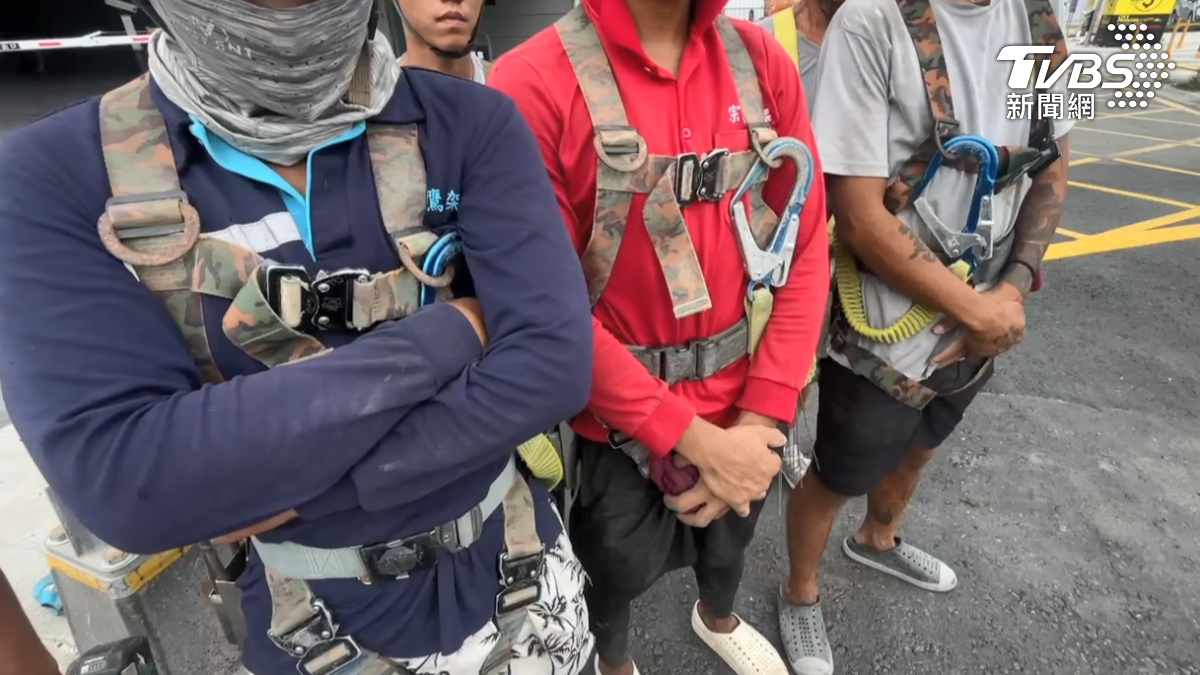記者隔日回到現場時發現,工人們已經乖乖將安全帶掛上,所有安全裝備也都齊全。(圖/TVBS)