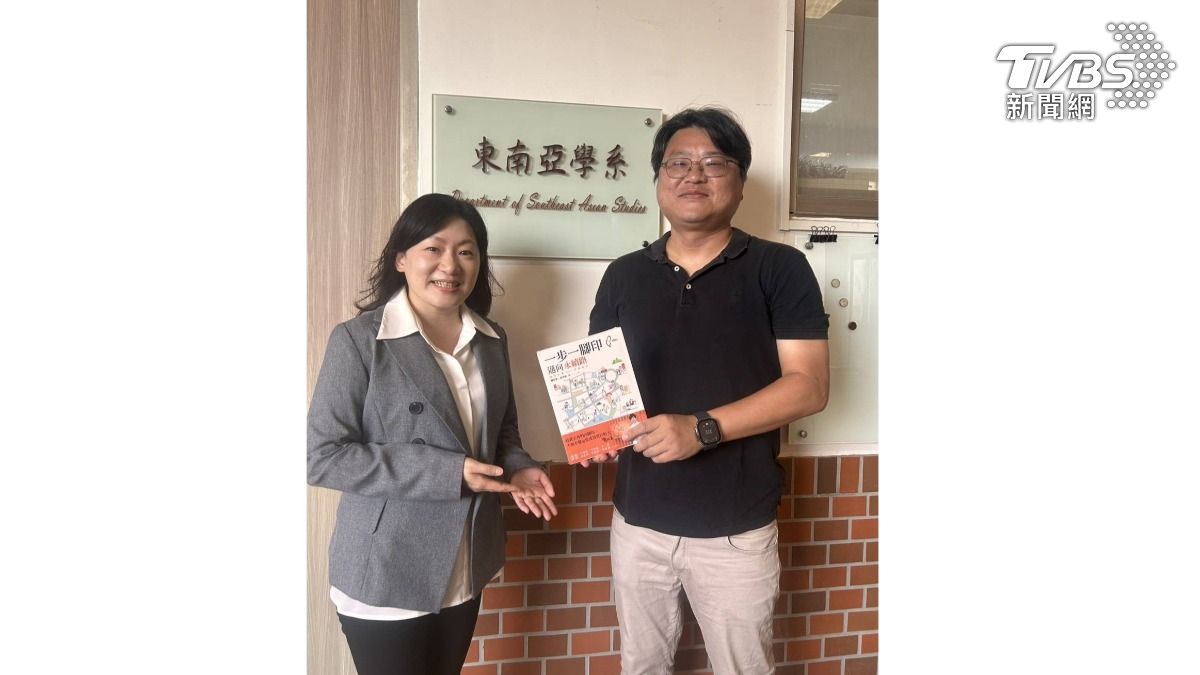 《一步一腳印,邁向永續路》共同作者徐沛緹(左),到國立暨南國際大學東南亞學系演講,系主任張春炎教授(右)感謝徐來分享許多台灣的永續故事(圖/徐沛緹提供)