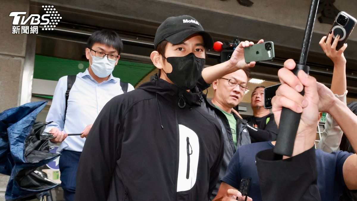 藝人修杰楷離開地檢署。(圖/TVBS)