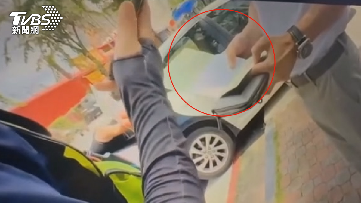 雙方報警處理時,倪宗亨向員警出示國際駕照,無法提供台灣駕照,進一步查證後確認他已被吊銷駕照資格。(圖/TVBS)