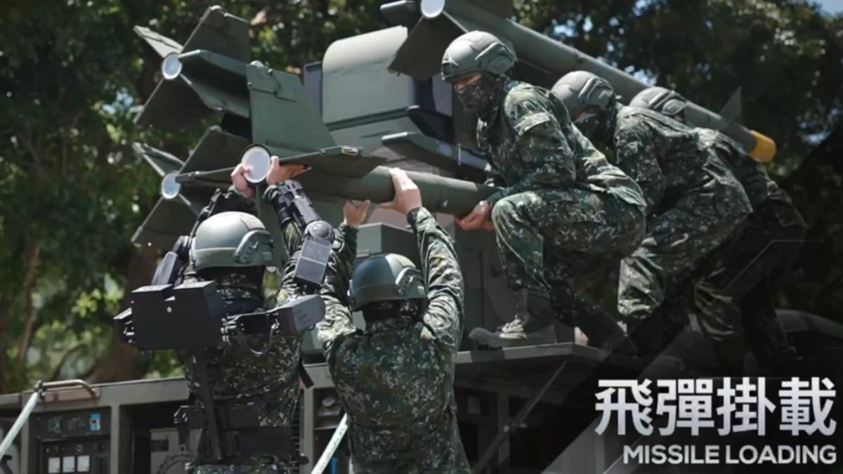 國造的全身型「智慧輔力外骨骼系統」,中科院表示這套裝備結合台澎防衛作戰實需,可用於士兵實施飛彈、機槍掛載、彈藥搬運等野戰搬運任務。(圖/中科院)