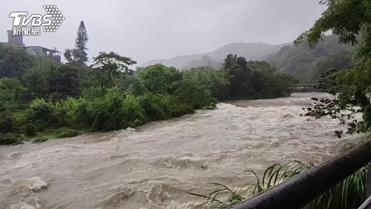 東吳大學旁邊的外雙溪,因為大雨變得又黃又湍急,讓東吳學生自嘲「東吳水師,師出有名」。(圖/zoe._._.lin提供)