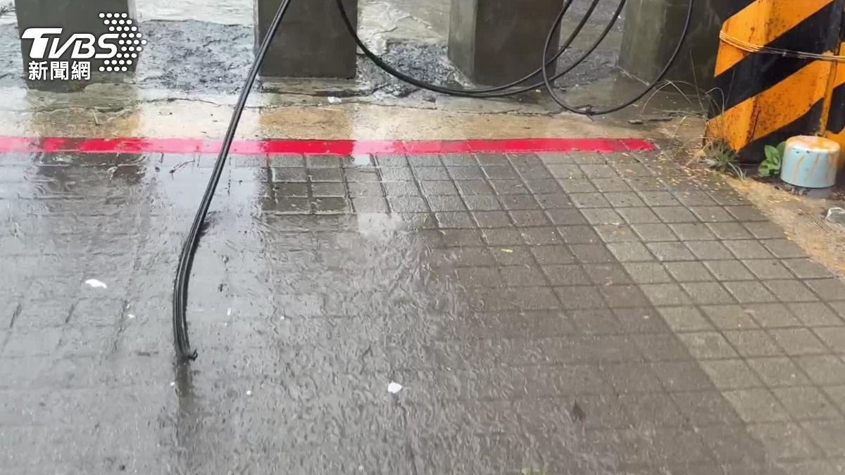 文化大學21日因風雨太大,上課採遠距教學,但有學生外出買午餐時發現,有電線掉落在地面上,甚至還碰到水,認為有觸電疑慮。(圖/TVBS)