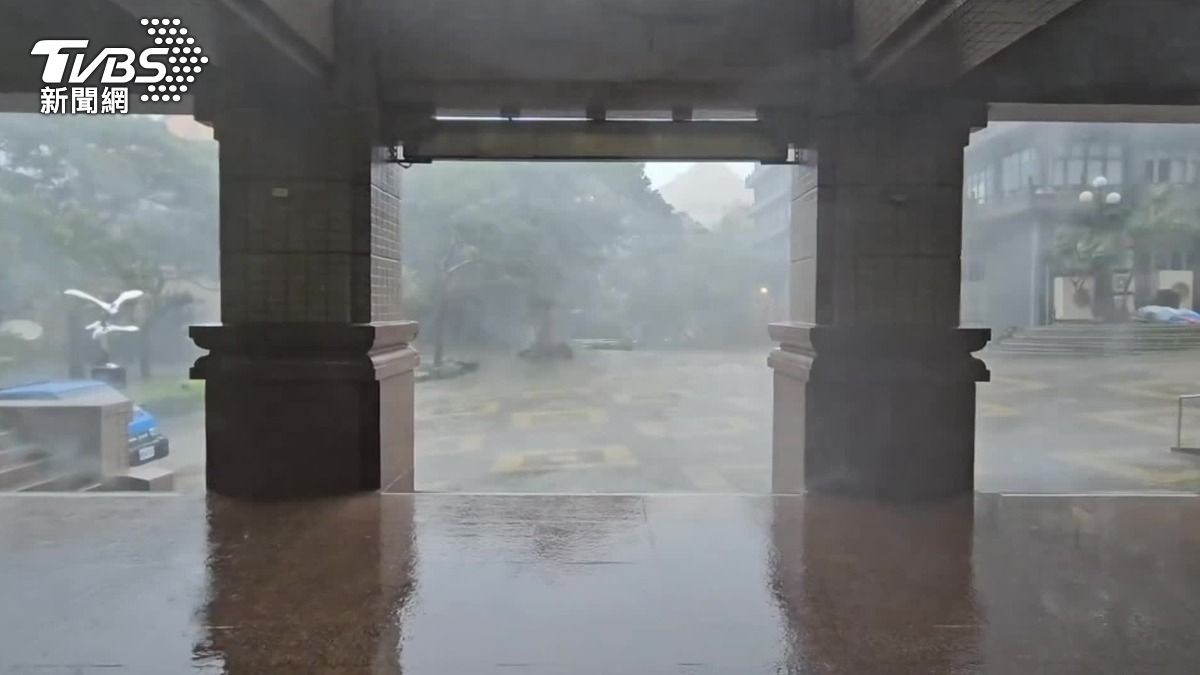 網友PO出文化大學風雨很大的影片,幫行政人員抱不平,不能遠距,還是得要來上班,但校方駁斥這段影片是20日的畫面,並非21日。(圖/max_sunnyboy提供)