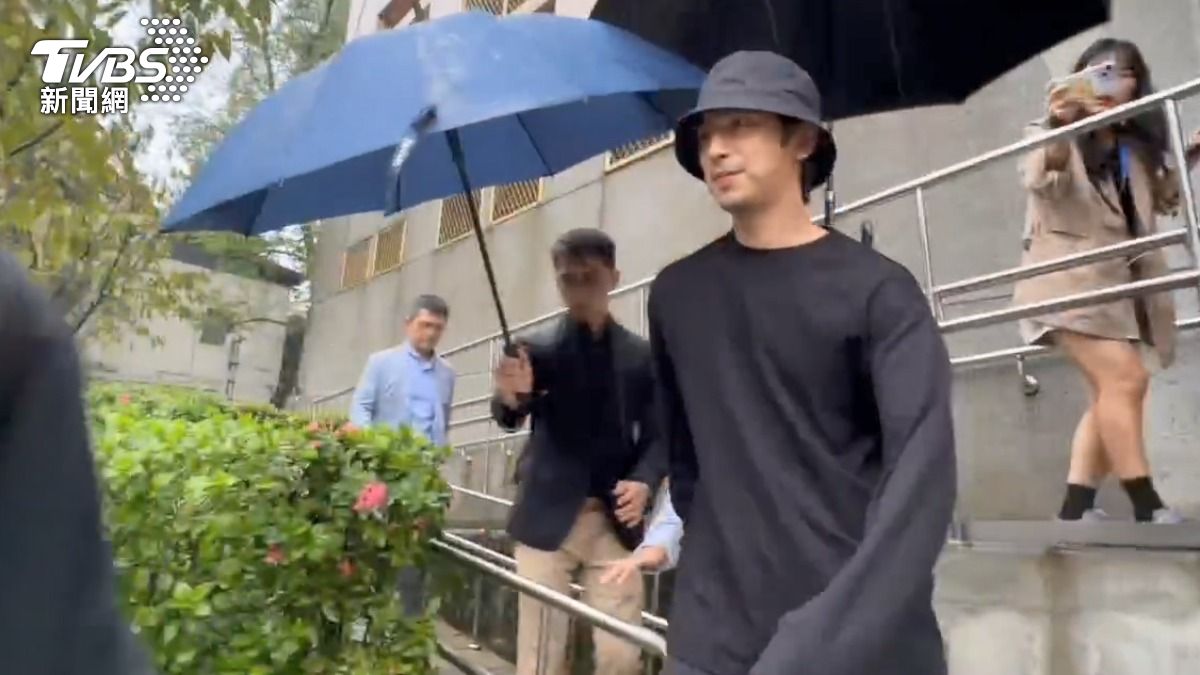 涉嫌花錢閃兵,陳柏霖坦言年少「取巧荒謬」犯錯。 (圖/TVBS)