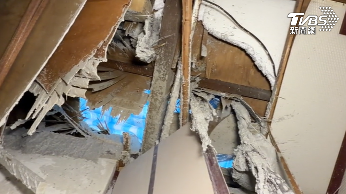 8旬翁屋遭隔壁建案灌漿毀損,連日豪雨釀淹。(圖/TVBS)