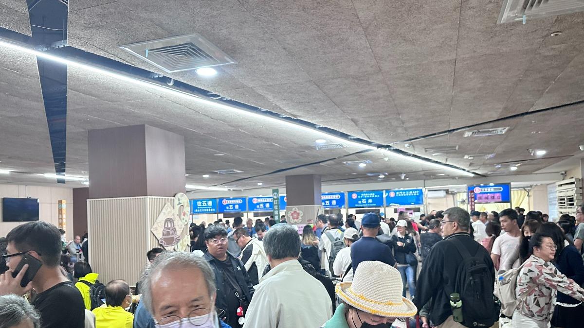 近2000名小三通旅客滯留碼頭,苦等加開船。(圖/民眾提供)