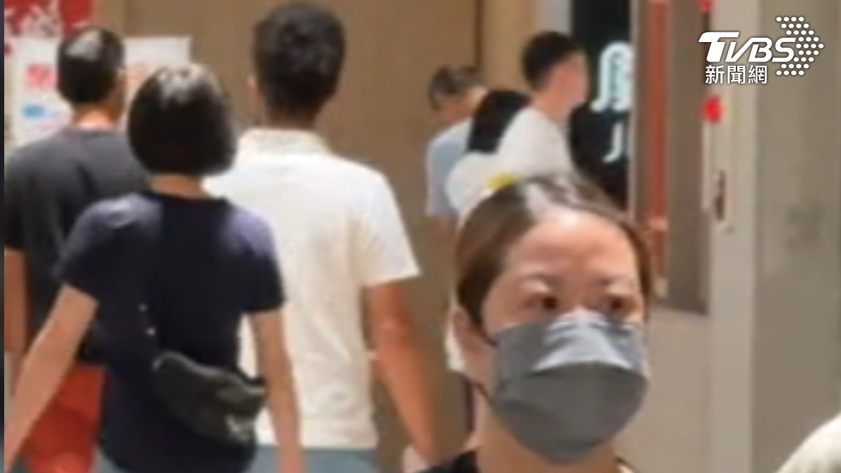 宜蘭雨大商城人潮不減，金柑農急搶收。（圖／TVBS）