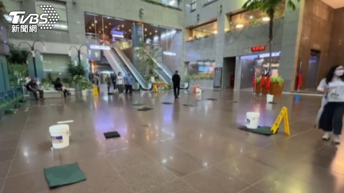 又漏水! 台北市府大廳擺水桶陣、吸水墊。(圖/TVBS)