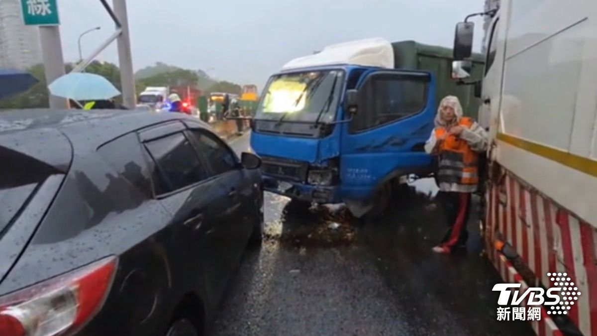 國道1死1傷,水果行老闆噴飛遭多車輾斃。(圖/TVBS)