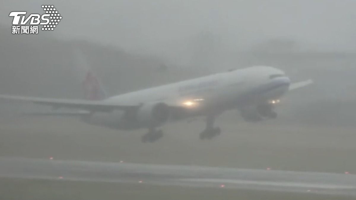 風雨造成飛機起降延誤。(翻攝Threads@loklam.chan)