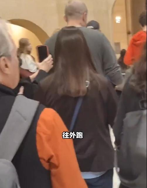 竊賊疑似持械闖入，保安緊急喊「快跑！往外跑」。（圖／翻攝自微博）