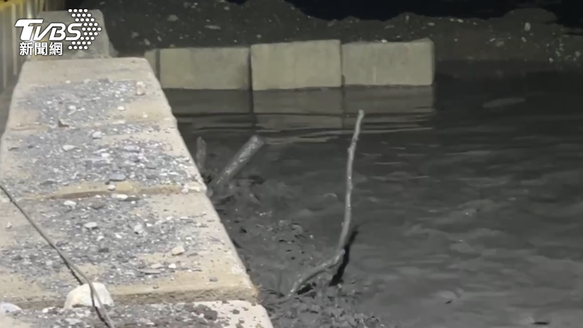 馬太鞍溪新堰塞湖溢流,公路局稱,若水淹過這個石墩全體撤離。(圖/TVBS)