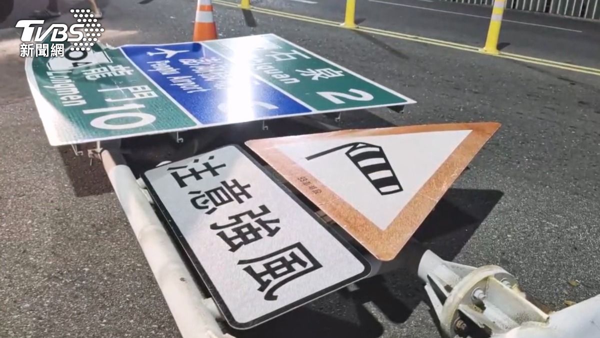 澎湖颳起狂風，吹斷路標。（圖／TVBS）