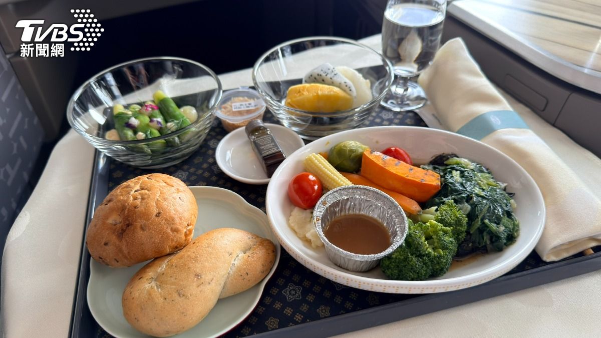華航桃園-曼谷航班攜手米其林綠星餐廳「小小樹食」推出蔬食餐。(圖/陳昫蓁攝)