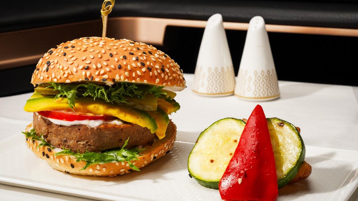 星宇攜手鈺善閣推出素食飛機餐。(圖/星宇提供)