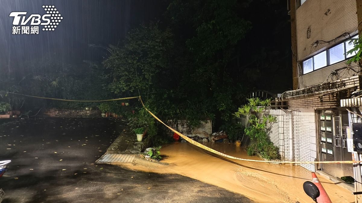 文山區景華街邊坡崩塌!43人緊急疏散 泥流肆虐居民深夜撤離