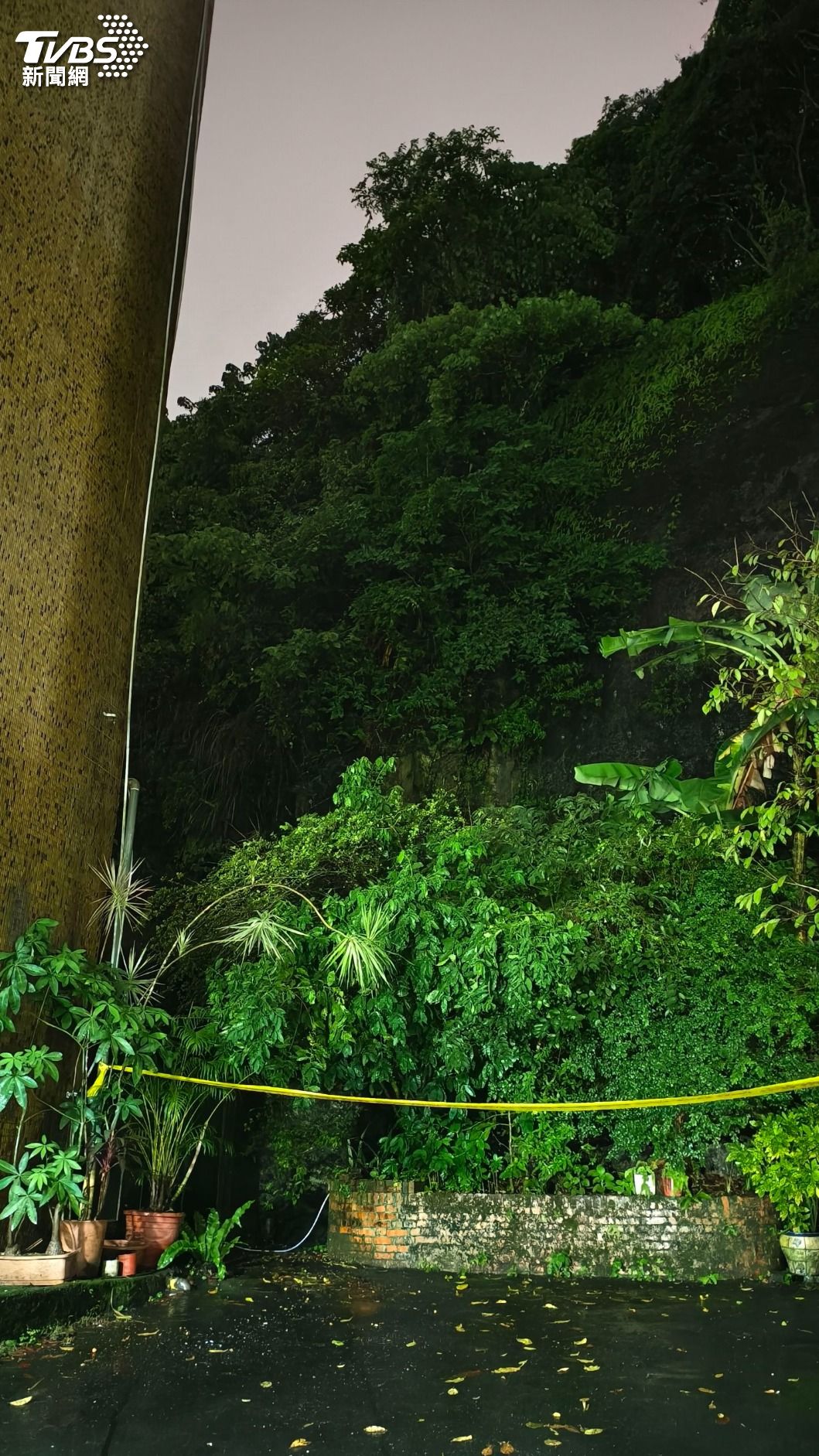 文山區景華街128巷後山邊坡土石持續滑落且有擴大情形。(圖/陳冠宇攝)