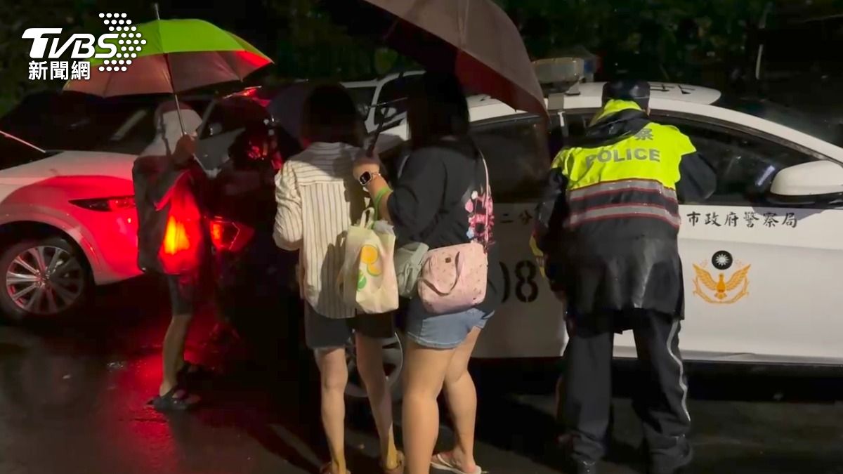 文山第二分局警方協助住戶進行預防性疏散撤離。(圖/TVBS)