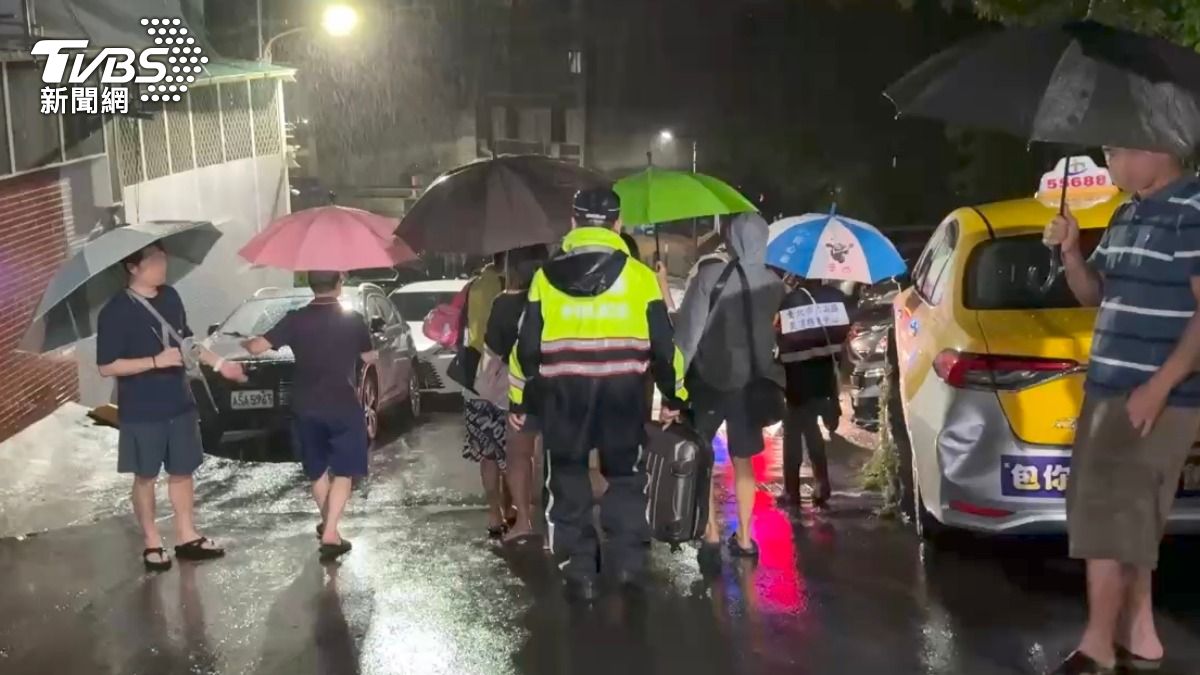 截至今(22)日凌晨0時,已撤離該區11戶共31人。(圖/TVBS)