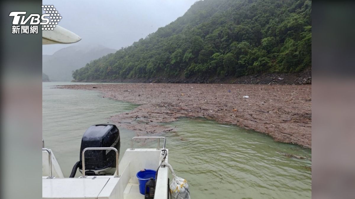 豪雨炸台!300公噸漂流木湧入翡翠水庫 翡管局:估2週內清完