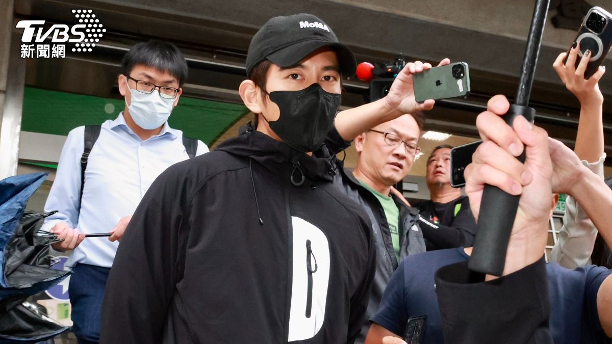 修杰楷閃兵遭起訴!「平安夜現身笑了」近況曝光 賈靜雯素顏被拍
