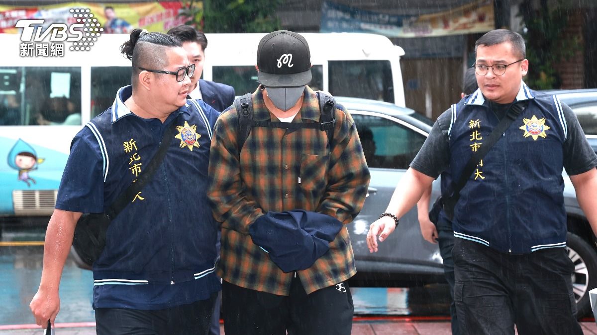 快訊/坤達遭上銬!涉逃兵緊急暫停錄影 加拿大返台抵分局