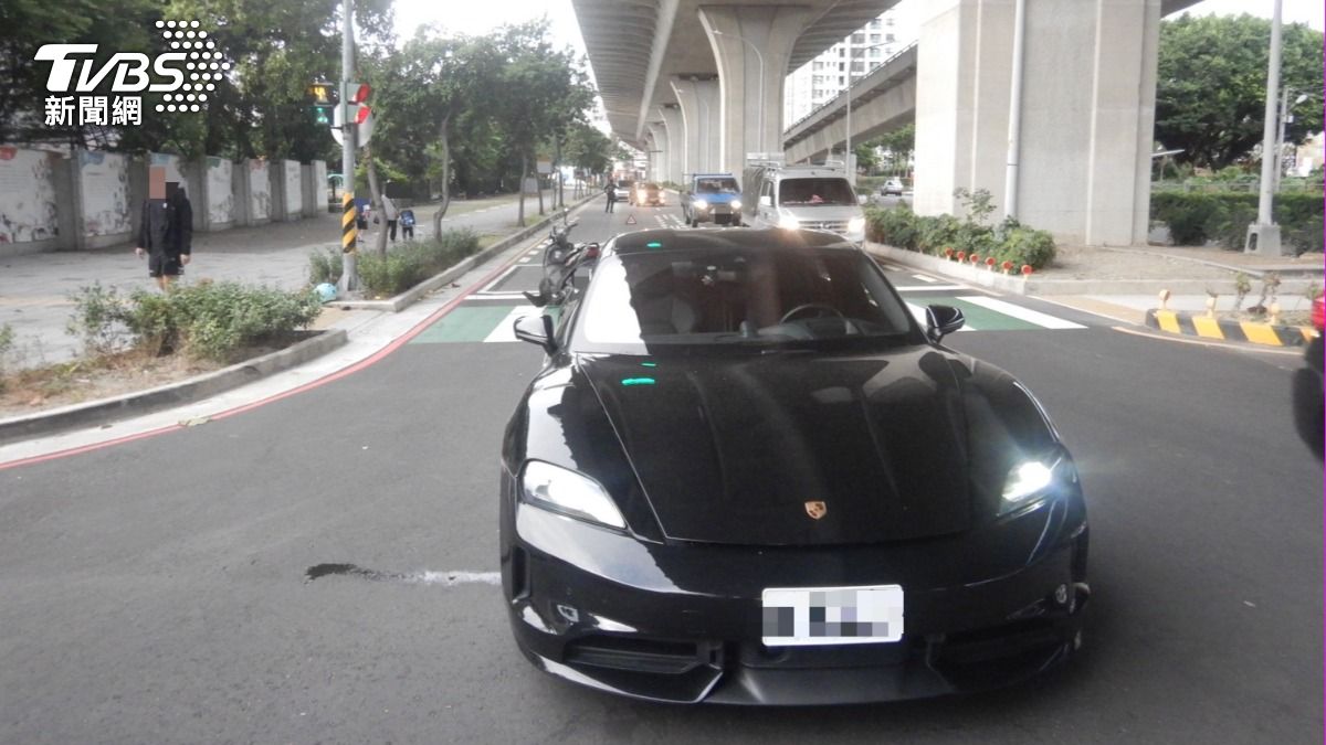 有片/好貴車禍?禮讓左轉砂石車 男騎士煞不住追尾保時捷