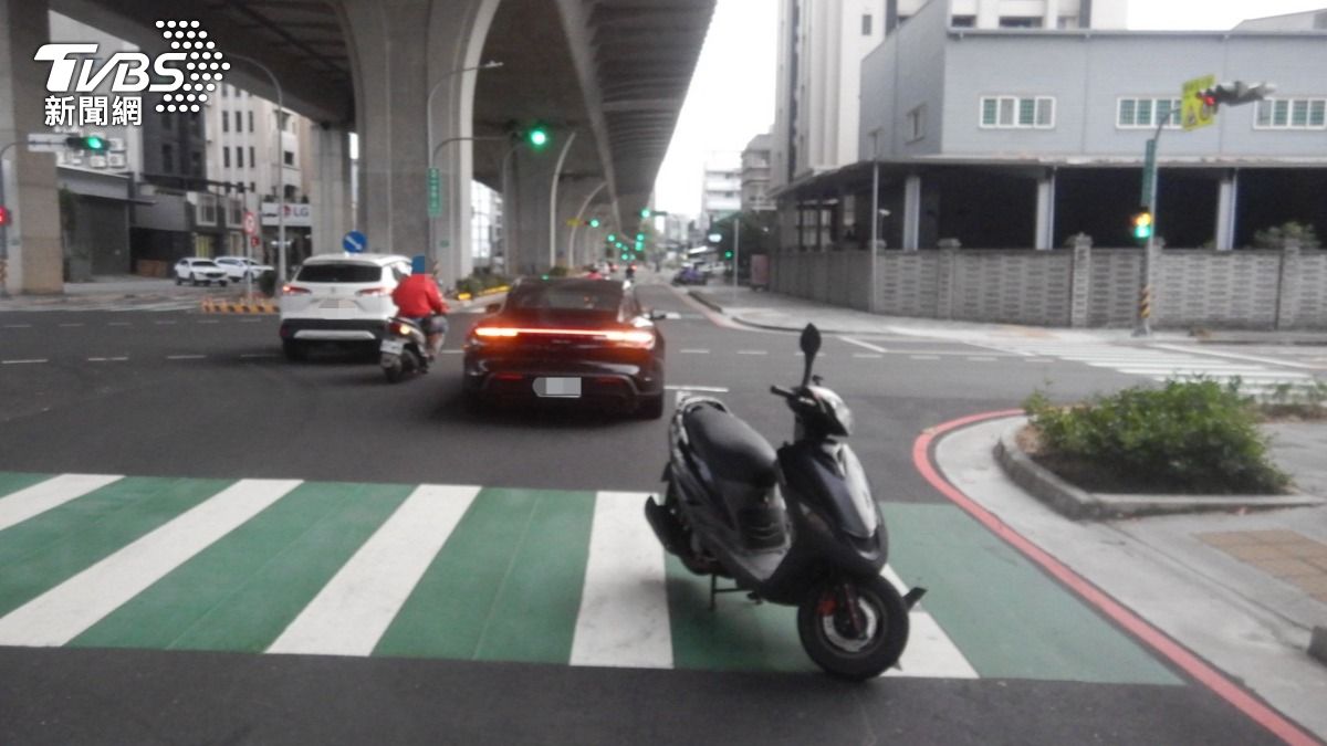 機車煞不住追撞。(圖/TVBS)
