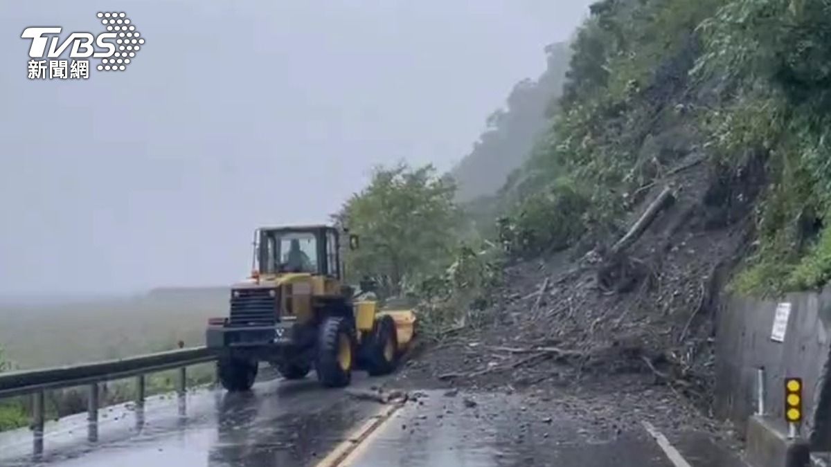 土石清理預計中午前通車。(圖/TVBS)