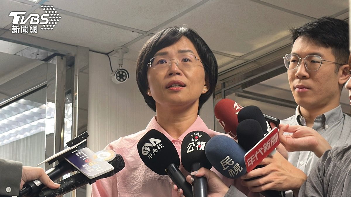 民進黨立委蘇巧慧10月22日向民進黨中央黨部遞交「表達意願表」,全力爭取黨內新北市長提名。(圖/潘袁詩羽攝)
