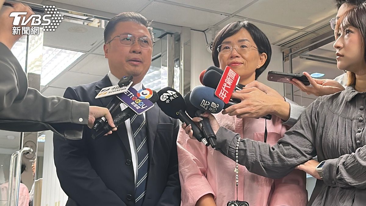 組織部主任張志豪(左)表示,表達意願表再彙整後會提供給選對會成員參酌。(圖/潘袁詩羽攝)