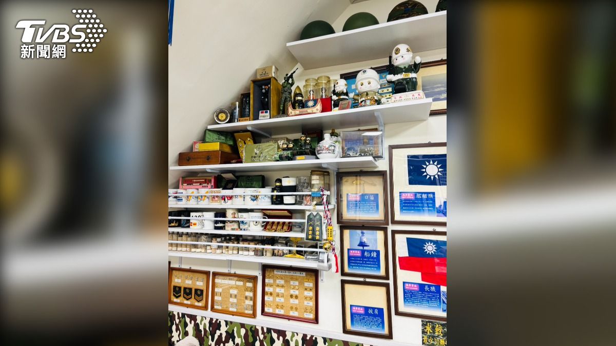 整個牆面的軍警用品，展現了餐廳老闆滿滿的軍人魂。（圖／TVBS）
