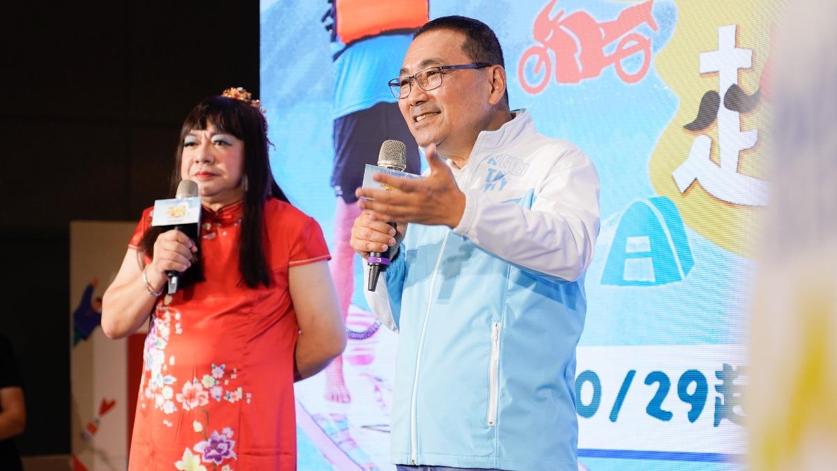 侯友宜(右)、董至成。(圖/新北市政府社會局提供)