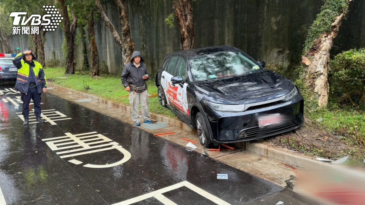 快訊/北市死亡車禍!多元計程車失控自撞 女乘客拋飛慘死