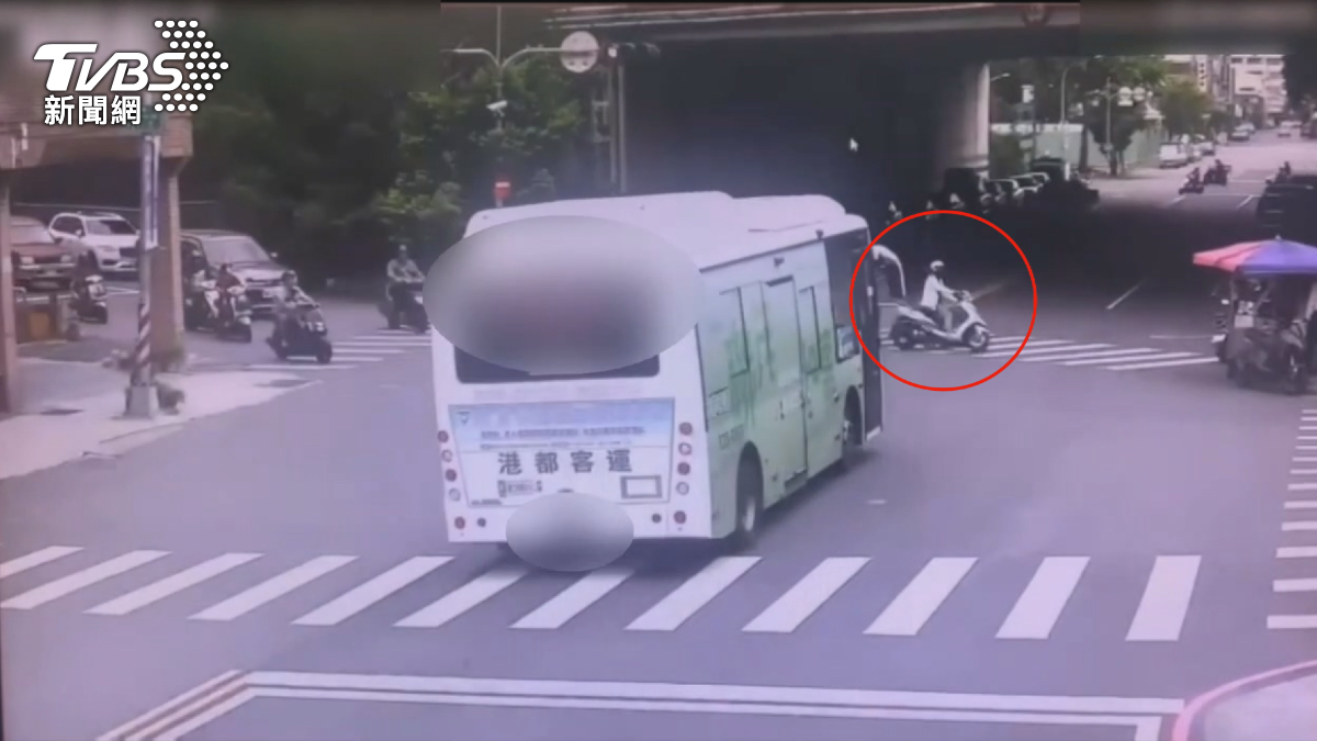 買蔥肉餅險撞飛!公車闖紅燈還叭人,去年也曾撞倒騎士 。(圖/TVBS)