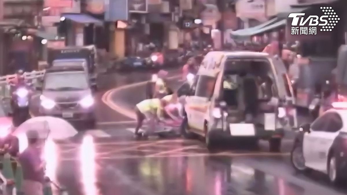 57歲男駕車突昏倒上班途中，突昏倒駕駛座，警破窗搶救仍不治。（圖／施協源翻攝）