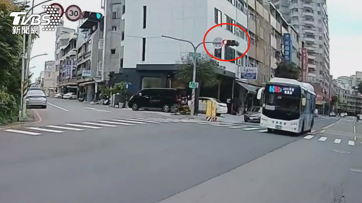 違規的公車司機疑似是累犯,去年二月也因闖紅燈而撞傷機車騎士。(圖/TVBS)