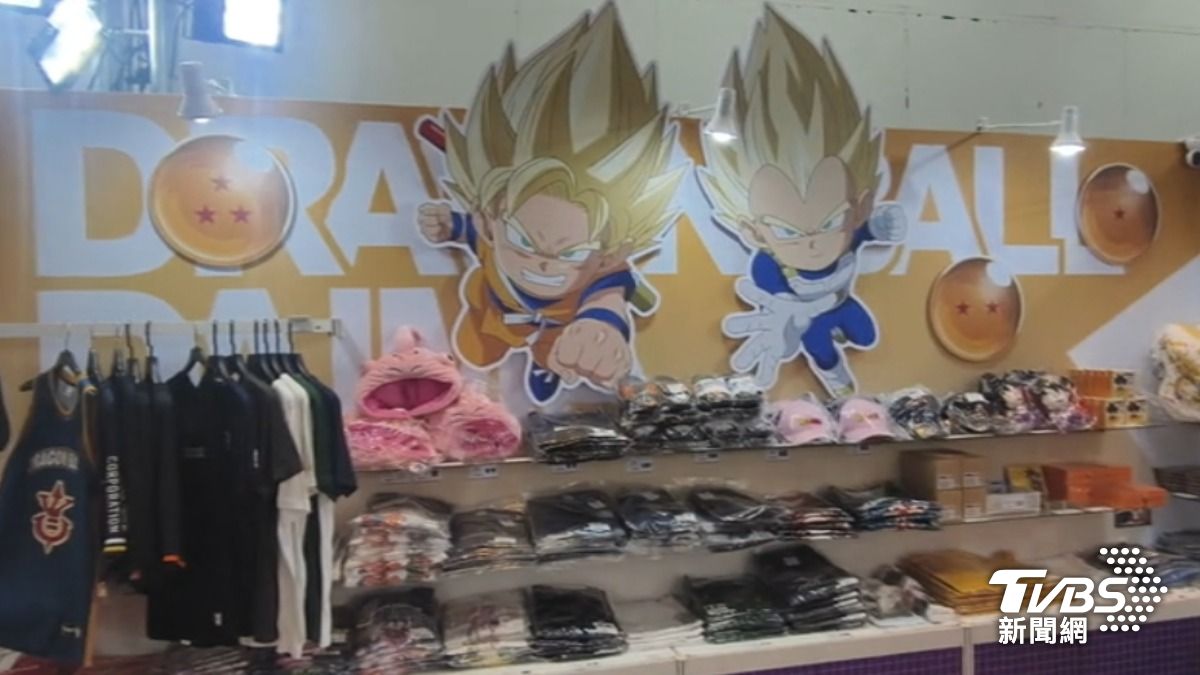 新光三越台北南西店一館就推出《七龍珠》快閃店,推出限定周邊。(圖/TVBS)
