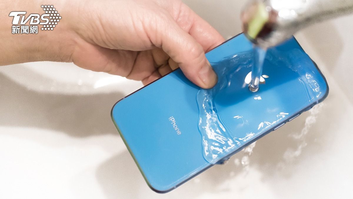 iPhone進水怎麼辦？「3動作」超NG　官方教正確自救法