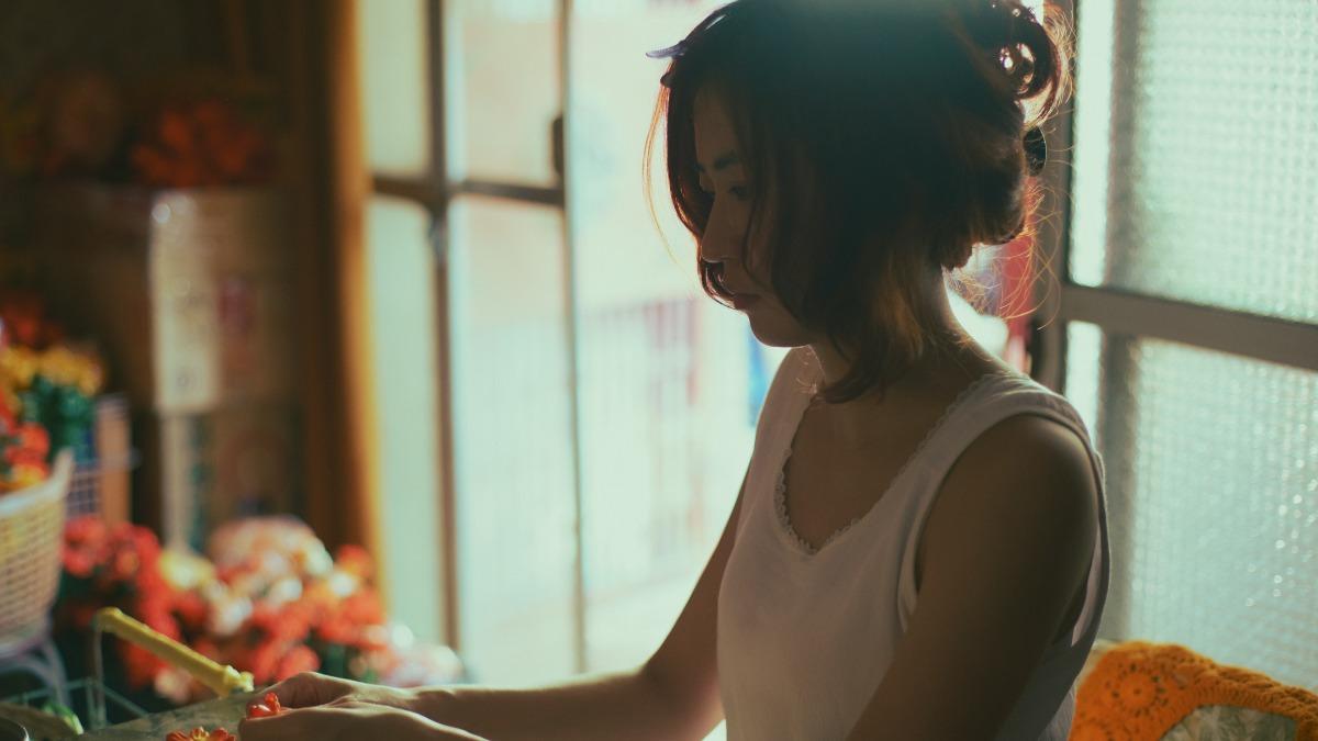 9m88在《女孩》幾近素顏演出苦命母。(圖/甲上提供)