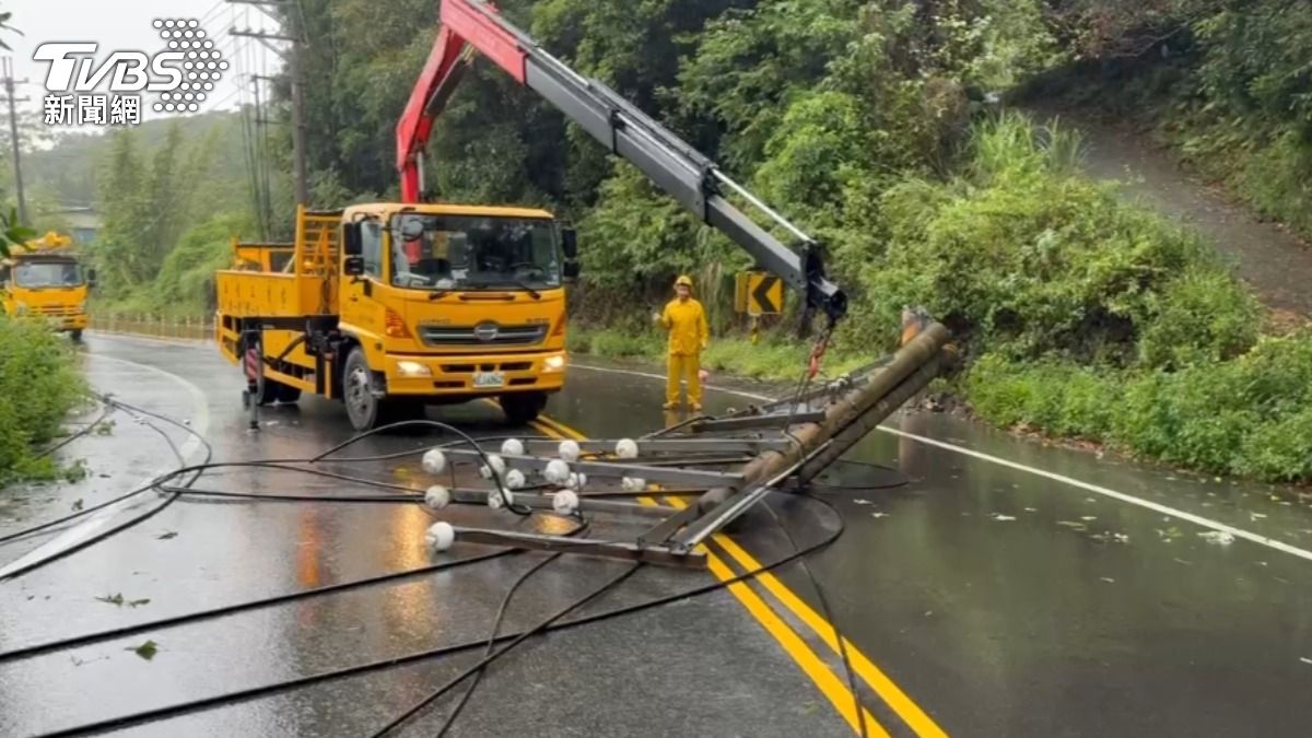 桃園貨車打滑！勾斷2電線桿橫躺路中央　道路全線封閉