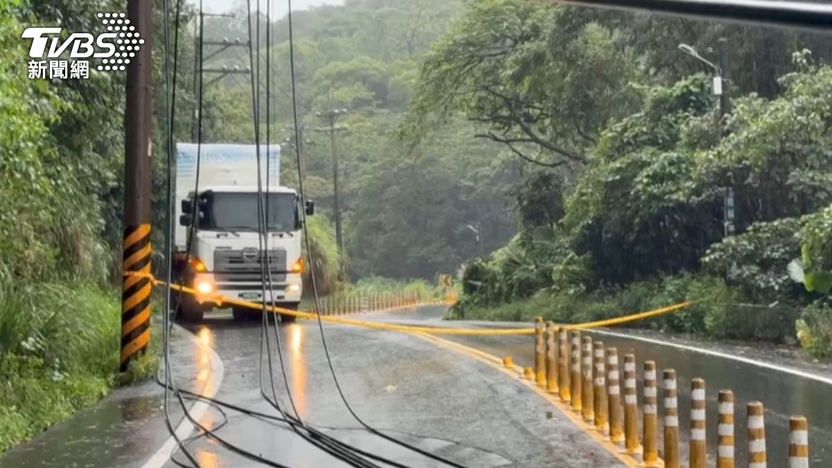 道路目前全線中斷。（圖／TVBS）