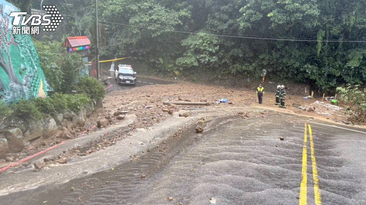 快訊/大雨釀災!陽明山菁山路土石流 道路緊急封鎖