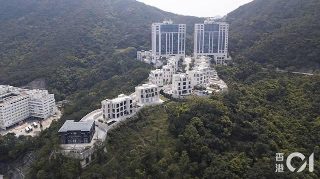 山頂Mount Nicholson是頂級豪宅,有多間獨立屋及兩幢分層住宅。作價最高的樓王一號屋位於圖中左下角,圖為2019年拍攝,當時外牆正裝修。(圖/香港01提供)
