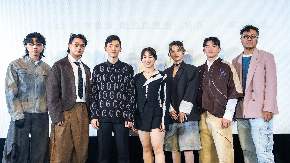 美秀集團與《釧兒》男女主角(中)、導演(右1)。(圖/大慕可可、躍演劇團提供)