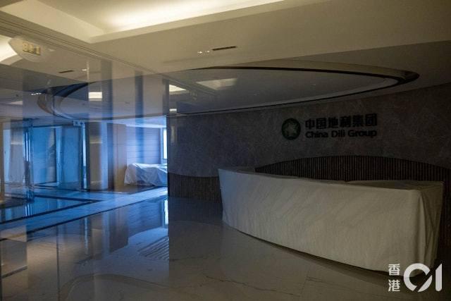  「協亞企業」(Asia Uni Corporation）位於華潤大廈42樓的註冊地址，現場無人辦公，室內無辦公桌、電腦等，仍掛有上一手租戶「中國地利集團」的標誌。地利約在8月搬走。（圖／香港01提供）